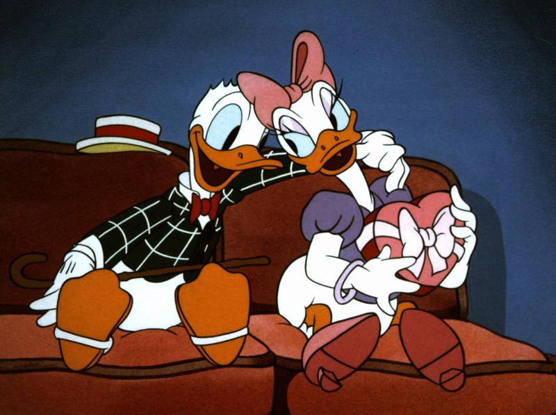 Donald Duck ist ebenfalls eine bekannte Cartoon-Figur, ebenso wie die Dame an seiner Seite.