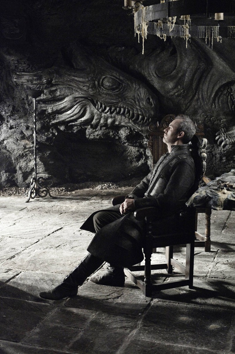 Stannis Baratheon möchte den Thron besteigen und tut in der Serie alles in seiner Macht stehende dafür