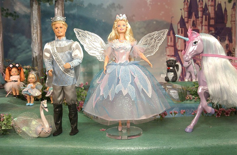 Eine Barbie in ihrer bunt-süßen Barbie-Welt