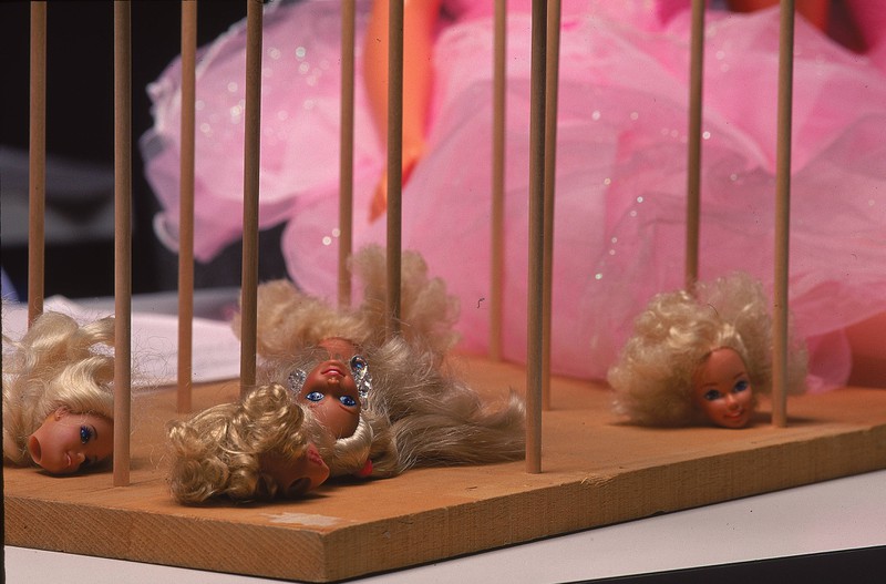 Jemand hat seinen Barbie Puppen die Köpfe abgenommen, was ganz schön verstörend ist