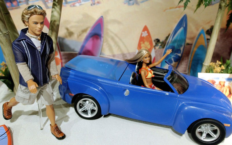Eine Barbie cruist mit Surferboy Blaine