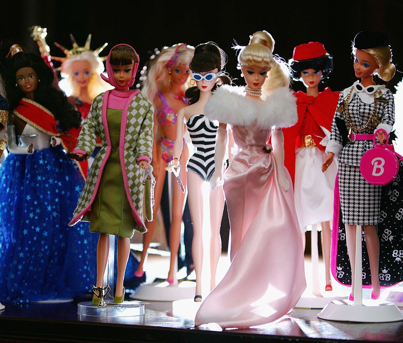 Verschiedene Barbie-Puppen, mit denen Kinder manchmal merkwürdige Sachen getan haben