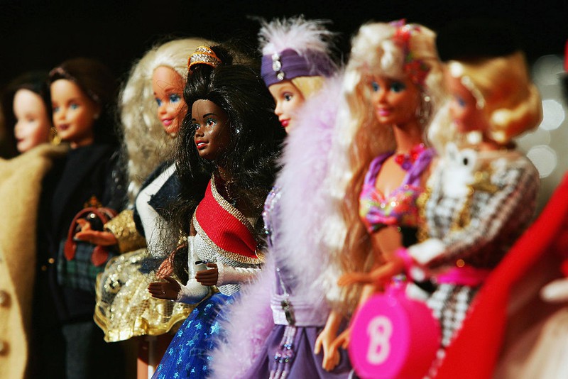 Verschiedene Barbie-Puppen, mit denen man als Kind zum Teil verrückte Szenarien kreiert