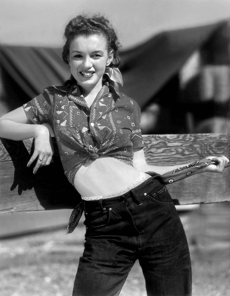 Marilyn Manroe in einem kurzen Oberteil 1946.