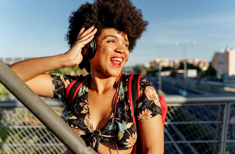 Eine Frau hört Musik: 10 One-Hit-Wonder und Ohrwürmer, die uns bis heute noch nerven