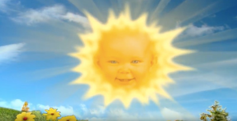 Das Teletubbies Baby, das Zuschauern in der Sonne entgegen lachte