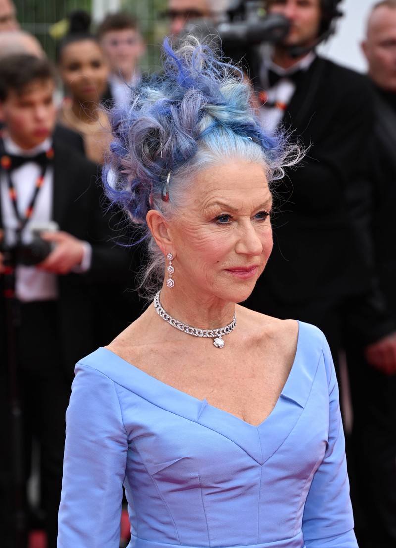 Bei den Filmfestspielen in Cannes zeigte sich Helen Mirren plötzlich mit blauen Haaren. Die Frisur steht ihr ziemlich gut