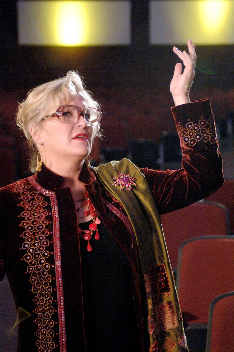 Ms. Darbus ist die Leiterin der Theatergruppe.