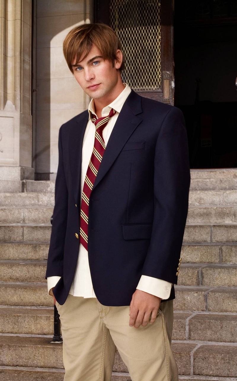 Nate Archibald in der Serie ,,Gossip Girl" steht vor Treppen in seiner Schuluniform: Was macht der Schauspieler Chace Crawford wohl heute?