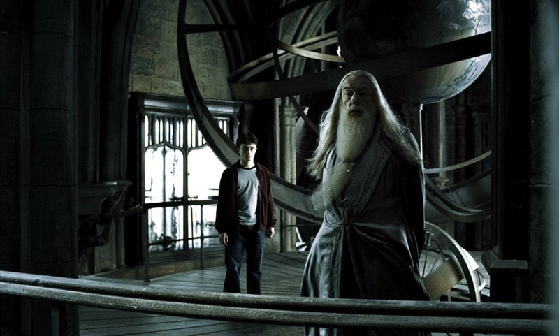 Dumbledore wirft Harry einen Tarnumhang über, nachdem er diesen gelähmt hat