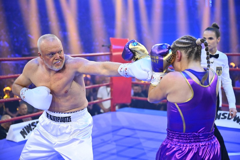 Stefan Raab stieg tatsächlich gegen Regina Halmich in den Boxring und verlor nach Punkten gegen die einstige Boxweltmeisterin.