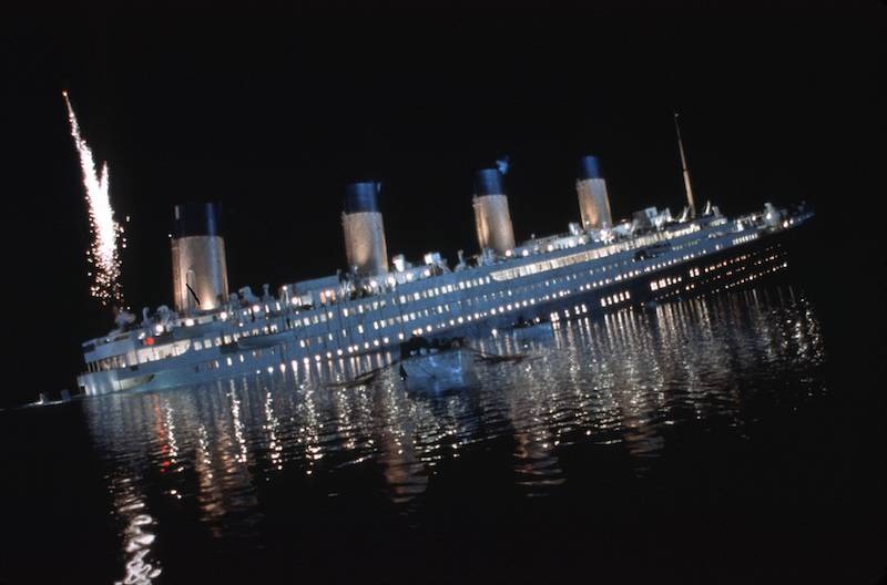 Der Film Titanic baute eine Homage an die „Macy's“-Inhaber ein, die wirklich auf der Titanic ums Leben gekommen sind.