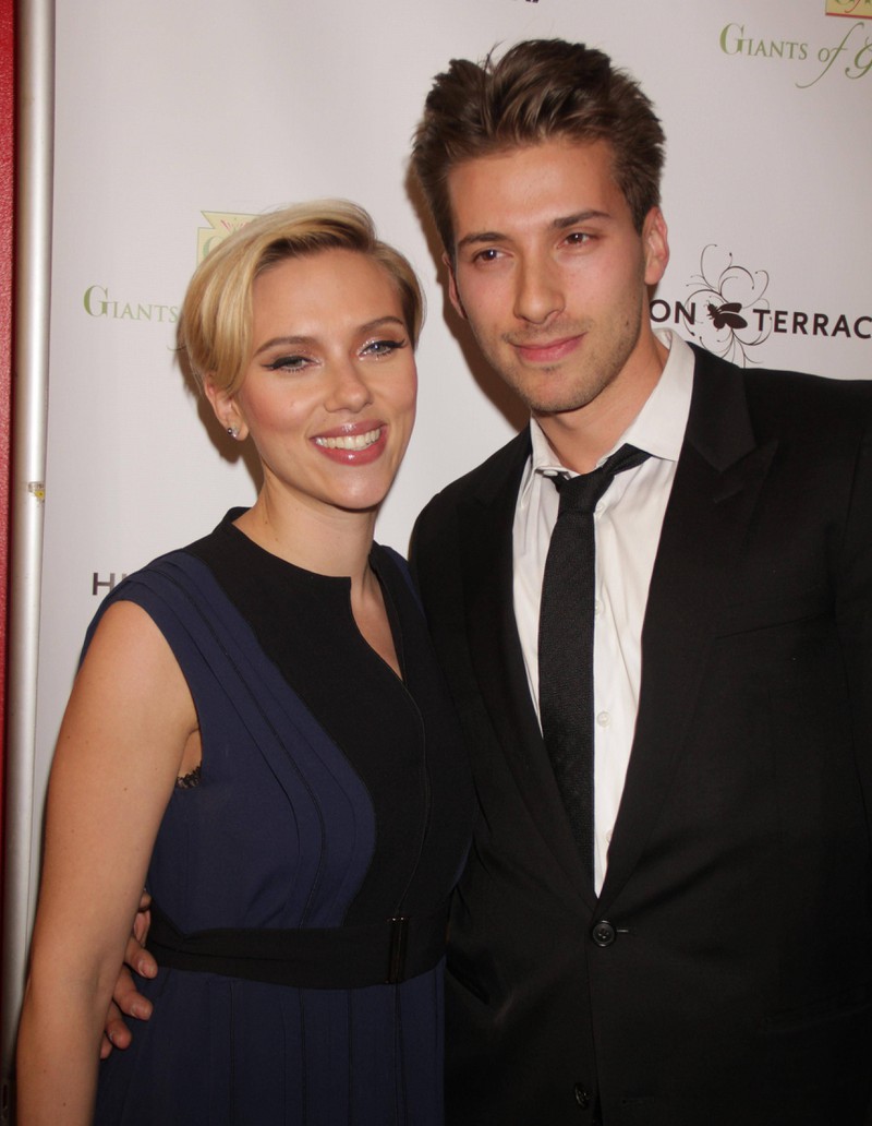 Auch Schauspielerin Scarlett Johansson hat einen Zwilling.