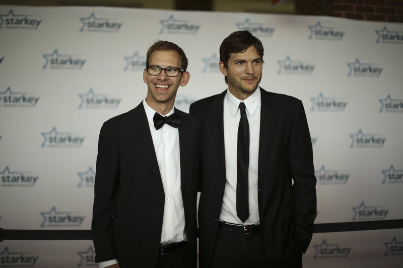 Der Schauspieler Ashton Kutcher hat einen Zwillingsbruder namens Michael