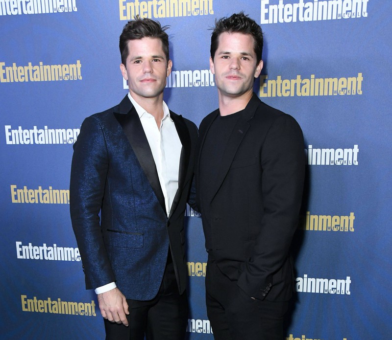 Die Promis  Max und Charlie Carver sind auch im echten Leben Zwillinge.