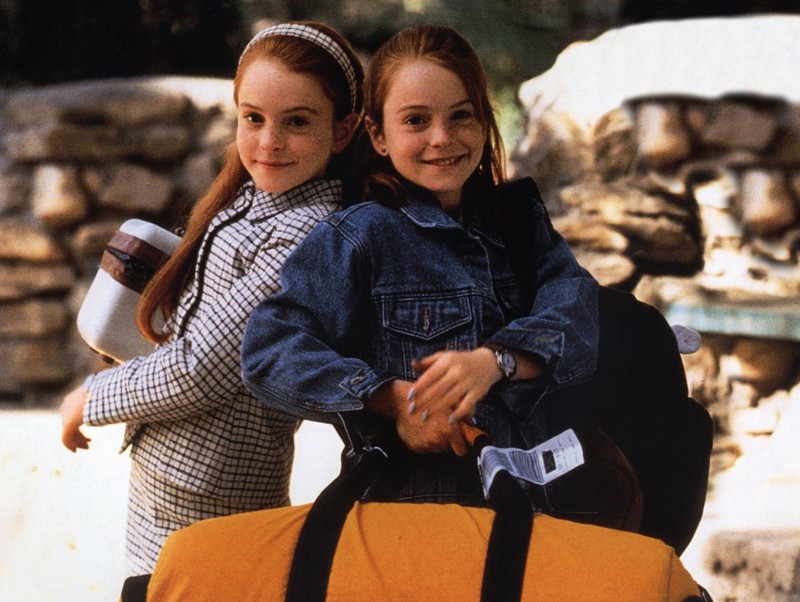 Lindsay Lohan spielte das Zwillingspaar nur, doch manche Promis haben wirklich einen Zwilling!