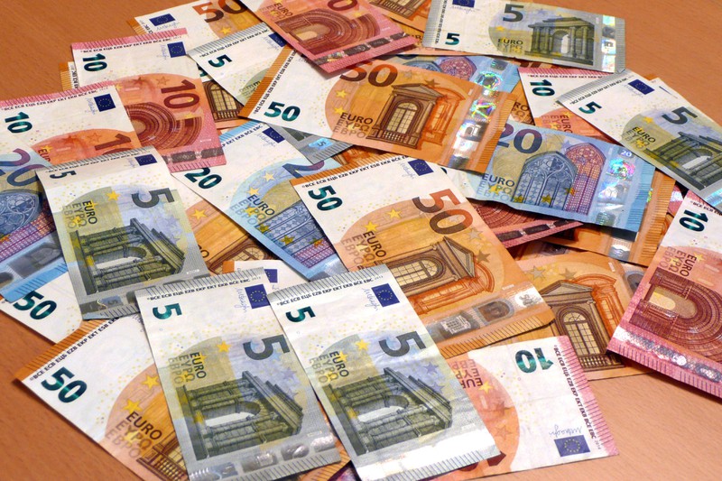 Einige Promis verdienen viel Geld.