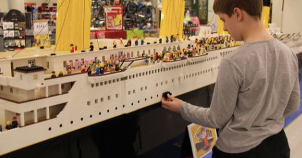 Junge mit Autismus baut Titanic mit Legosteinen nach
