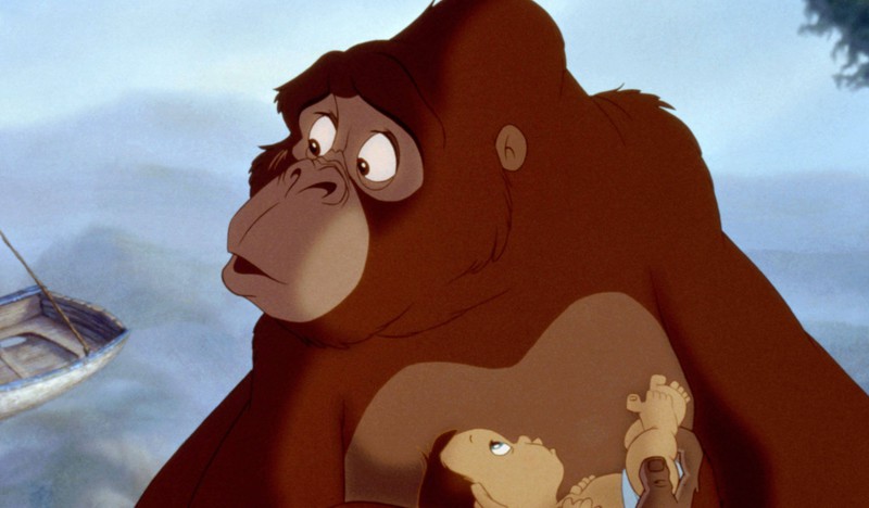 Tarzans Adoptivmutter hält den kleinen Tarzan im Arm