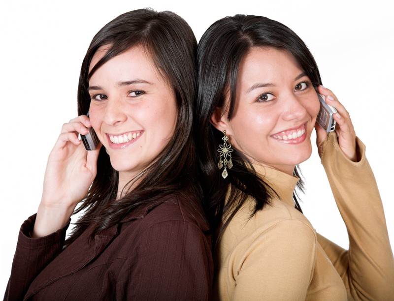 Zwei Freundinnen telefonieren miteinander