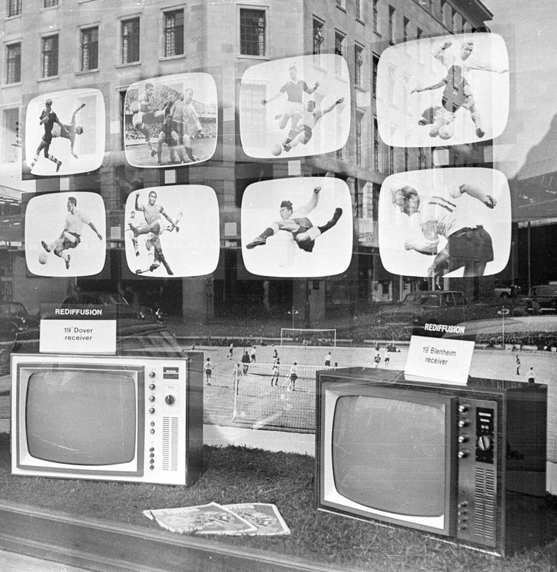 Retro-Bild: In einem Schaufenster sind Fernseher als Werbung ausgestellt