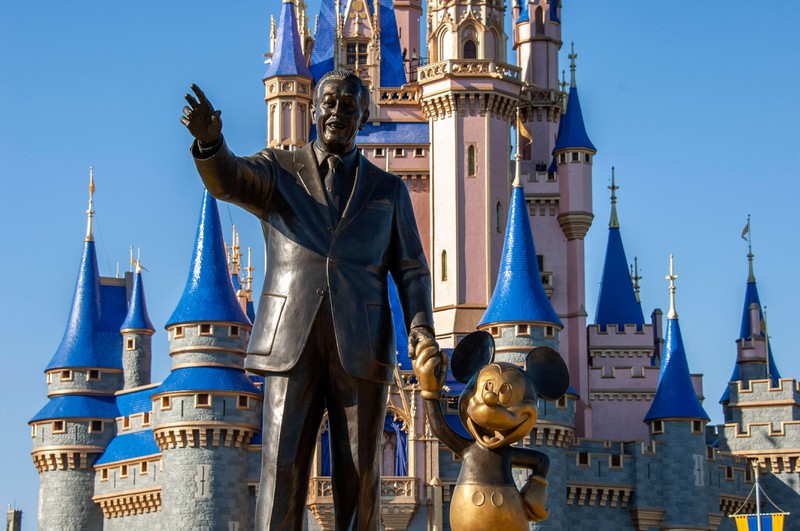 Statue von Walt Disney mit Schloss und Micky Maus