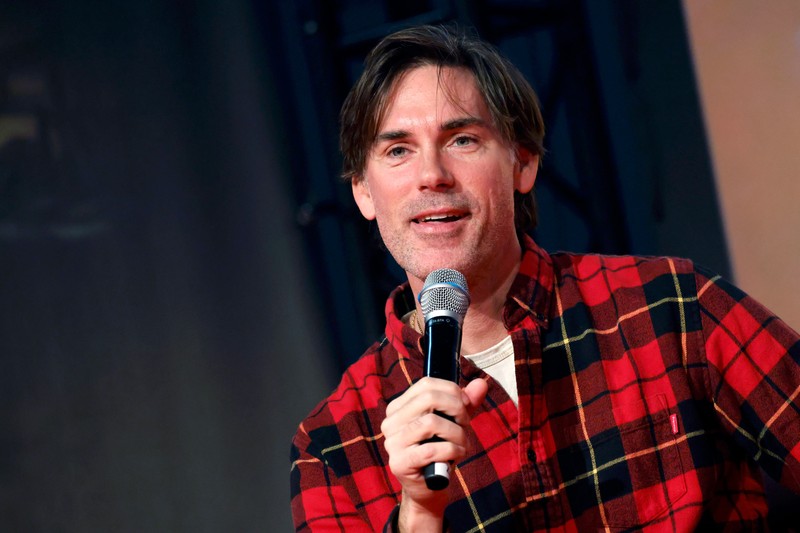 Drew Fuller verlagert seinen Fokus hinter die Kulissen und ist nun im Bereich Regie und Drehbuch tätig.