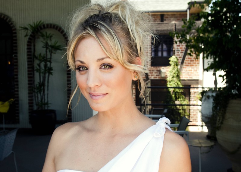 Kaley Cuoco, die man insbesondere aus der Erfolgsserie „The Big Bang Theory“ kennt, ist seit 2022 mit Schauspieler Tom Pelphrey liiert.