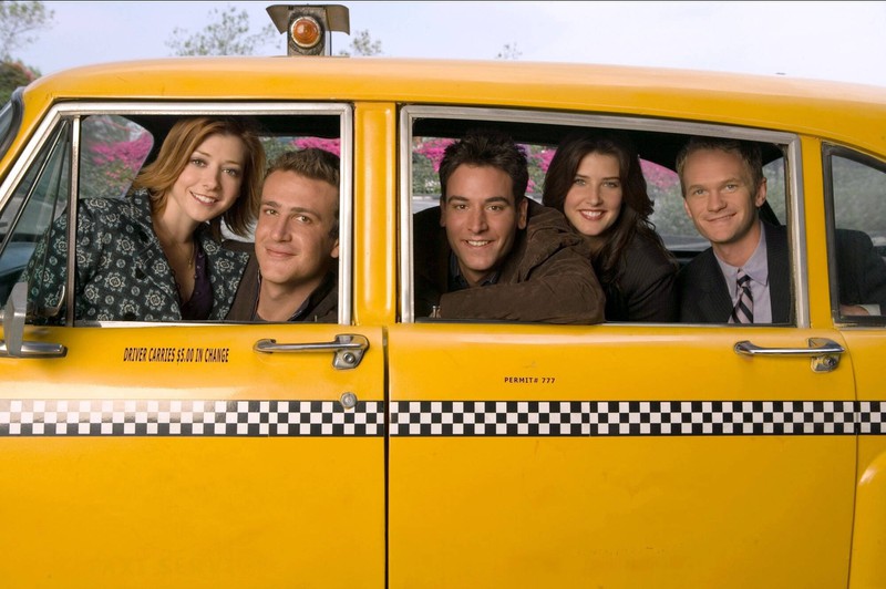 Der Cast von "How I Met Your Mother" sitzt in einem Taxi und schaut aus dem Fenster.