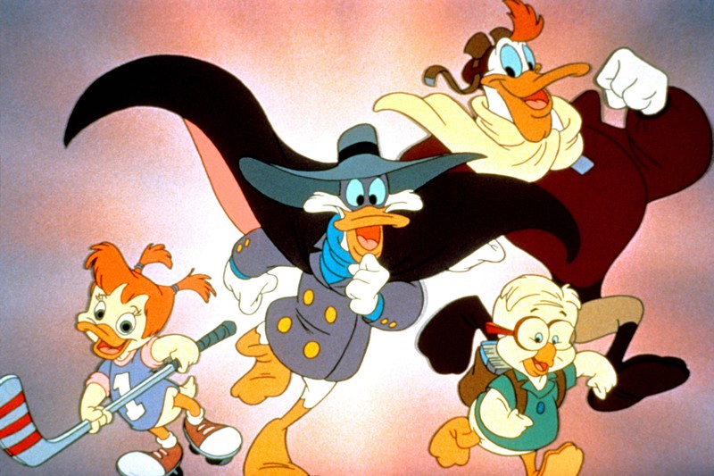 Die Hauptcharaktere der Serie "Darkwing Duck" rennen auf die Kamera zu.