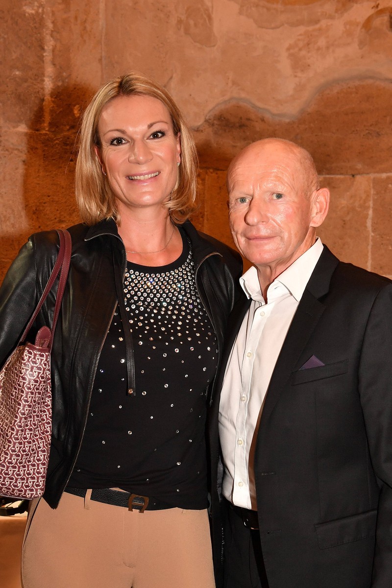Es gibt verschiedene Paare, die einen hohen Altersunterschied haben. So wie Maria Riesch und Johann Schrempf.