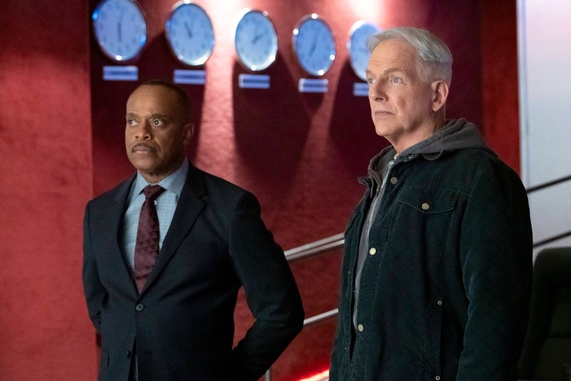 Rocky Carroll als „Leon Vance“ neben Special Agent „Gibbs“.