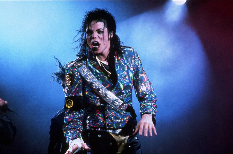 Man sieht Popikone Michael Jackson, der im Jahr 2009 verstarb und etliche Schönheits-OPs durchzog