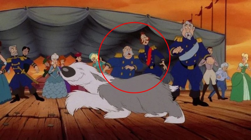 In "Arielle, die Meerjungfrau" (1989) kann man den König und seinen Berater aus "Cinderella" (1950) bei der Hochzeit sehen.