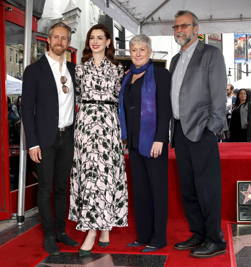 Als Anne Hathaway einen Stern auf dem Walk of Fame bekam, waren ihre Eltern Kate und Gerald mit dabei.