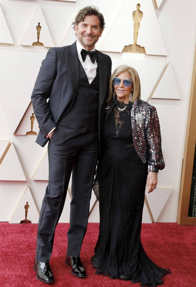 Bradley Cooper im Jahr 2022 gemeinsam mit seiner Mutter Gloria Campano.