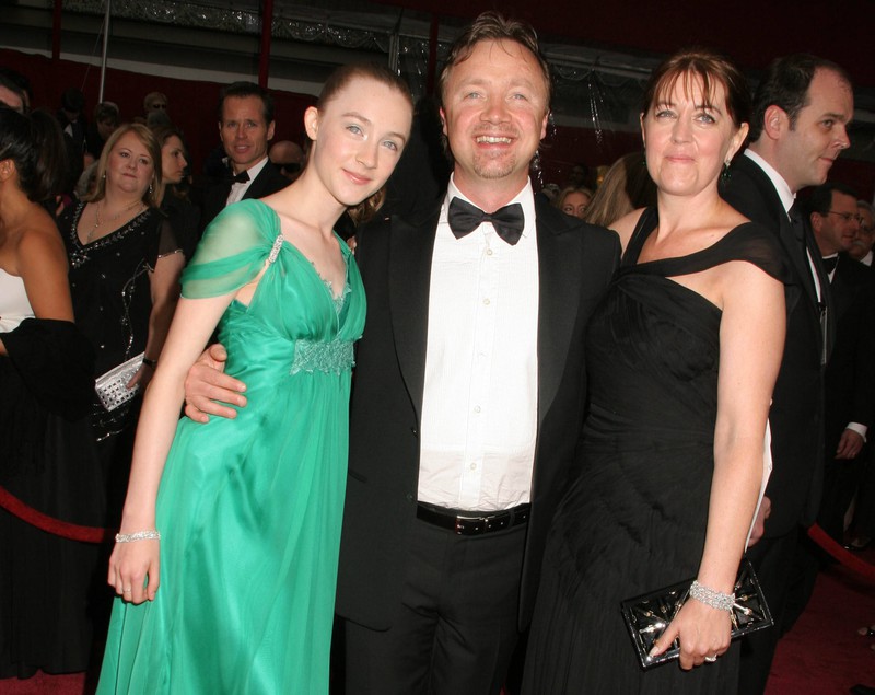 Saoirse Ronan erschien 2008 mit ihren Eltern Paul und Monica bei den Oscars.