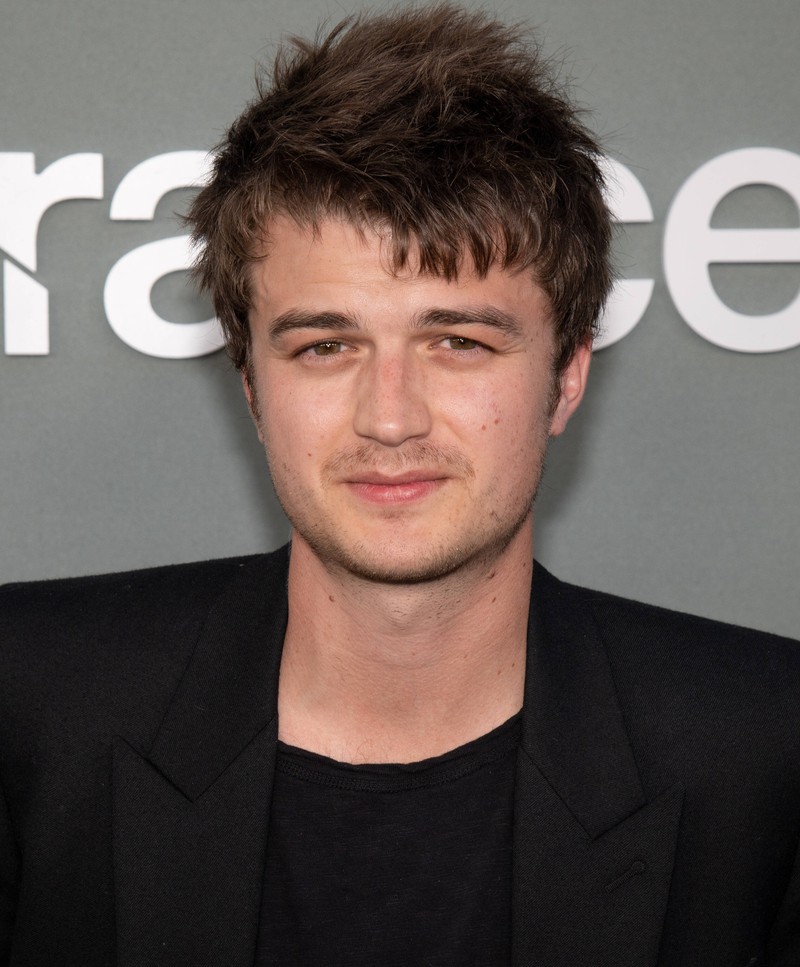 Joe Keery ist neben seiner Schauspielkarriere auch als Musiker tätig.