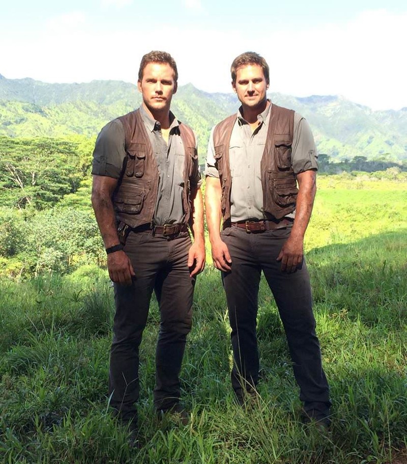 Auf dem Bild sieht man Chris Pratt und sein Stuntdouble Tony McFarr