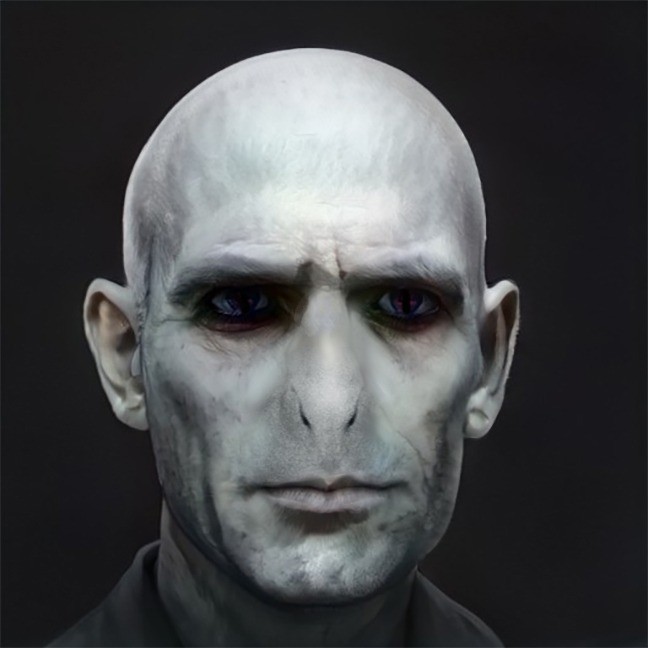 „Voldemort“ sieht der Buchvorlage von „Harry Potter" zufolge wie in den Filmen aus