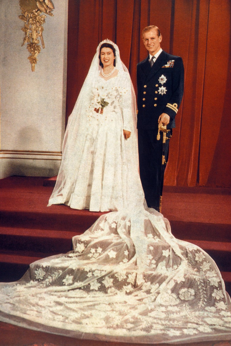 Zur Hochzeit mit Windsor Philip Mountbatten erhielt Elizabeth 200 Bezugsscheine, um den Stoff für das Kleid kaufen zu können