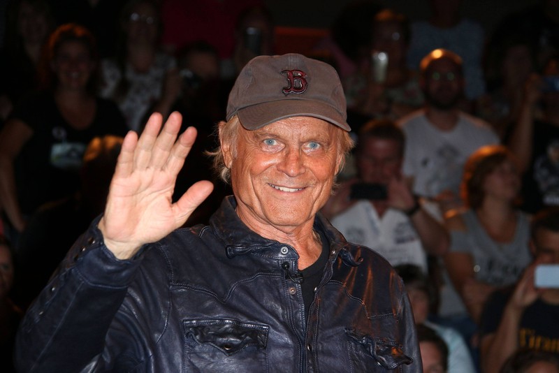 Terence Hill hat deutsche Wurzeln und spricht deutsch.