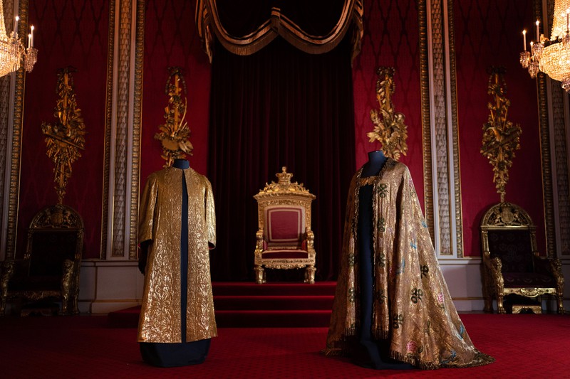 King Charles III. wird ein traditionelles Gewand tragen, das bereits viele Könige und seine Vorfahren vor ihm getragen haben. Unter anderem die "Supertunica"