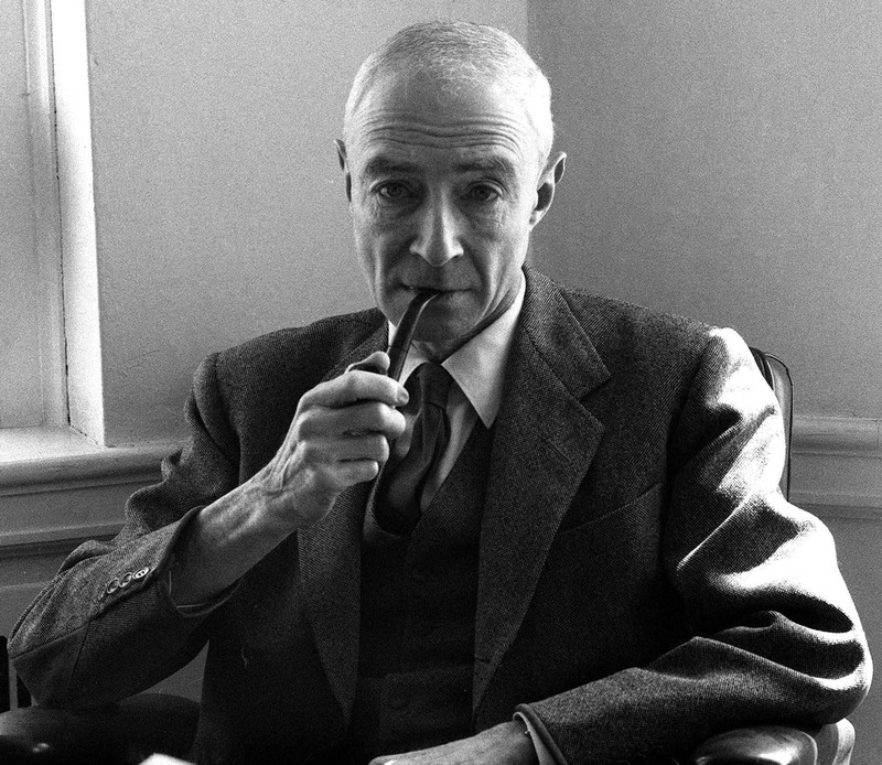 J. Robert Oppenheimer erfand die Atombombe während des Zweiten Weltkriegs.