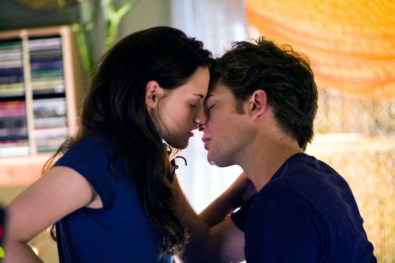 Im Film „Twilight - Bis(s) zum Morgengrauen" verliebt sich Bella in Edward