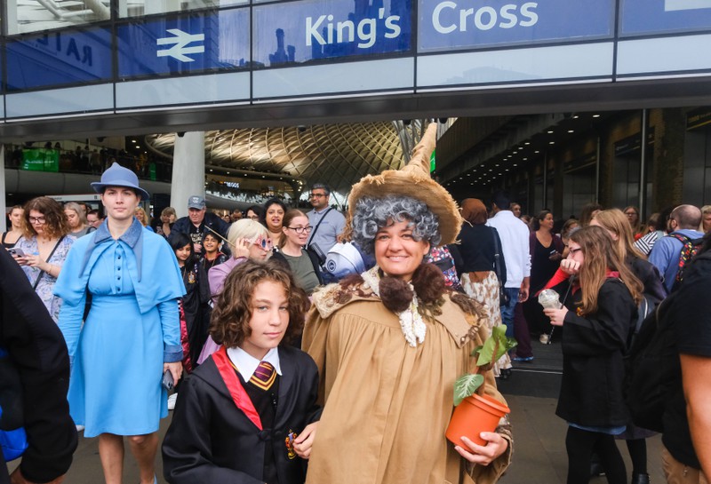 Tausende „Harry Potter“-Fans feierten am 1. September 2023 am Londoner Bahnhof King’s Cross.