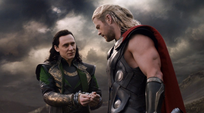 Loki schneidet seinem eigenen Bruder in Thor 2 die Hand ab.