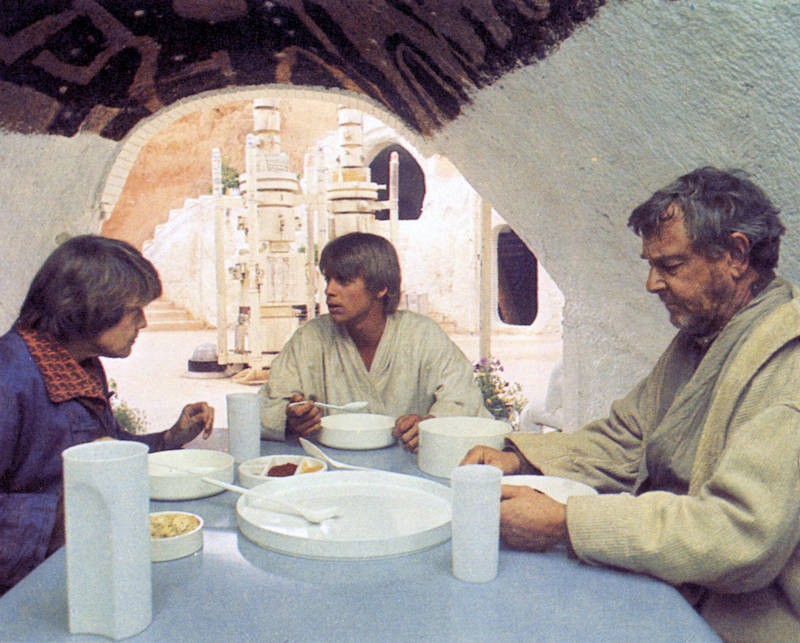 Phil Brown spielt den Onkel von Luke Skywalker.