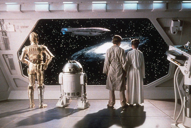 C-3PO schlägt R2D2 in den Filmen öfter einmal auf den Kopf.