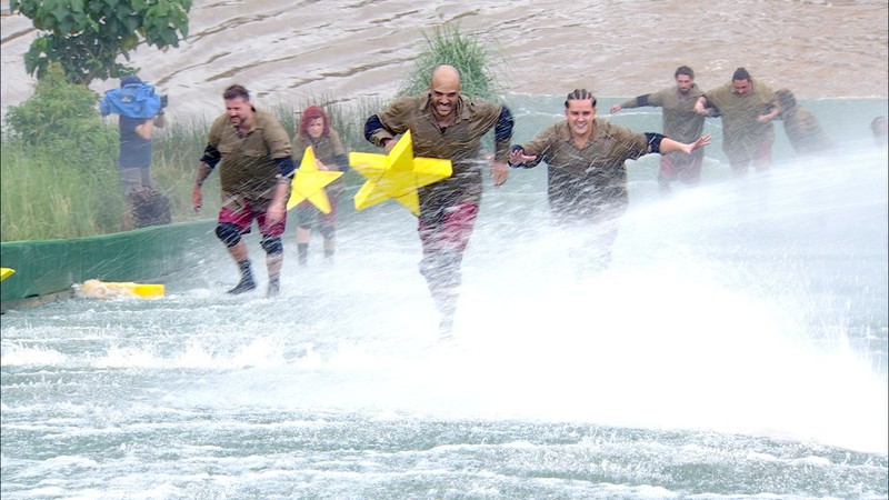 Die Camper*innen müssen die Sterne auf die andere Seite des Wasserfalls bringen.